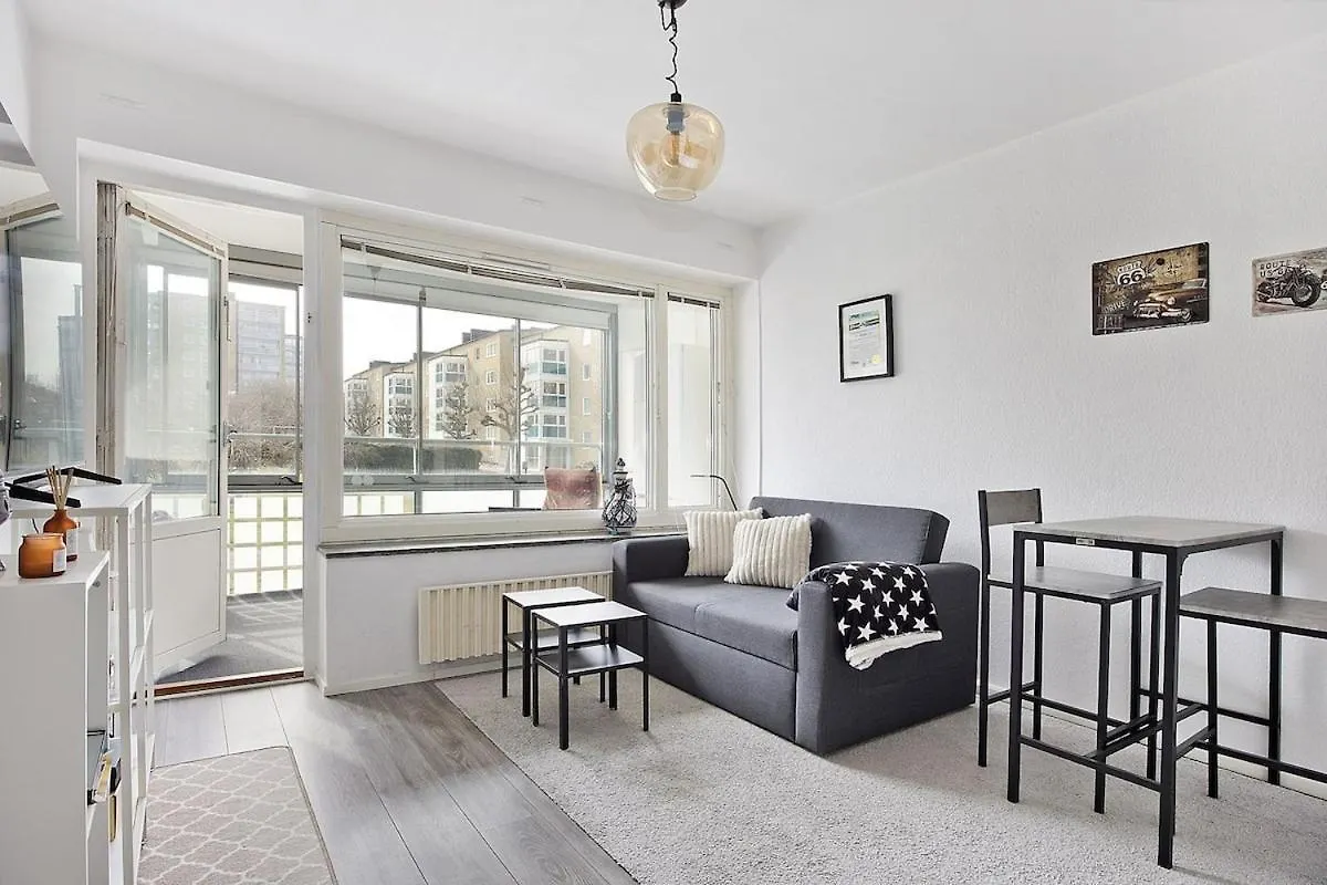 Modern And Cozy Apartment With Balcony, Free Netflix And Fast Wifi Malmo